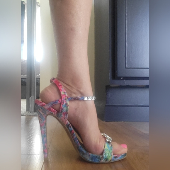 Stiletto Heels Zigi Soho size 7.5 Floral print with clear crystal gemstones - Picture 1 of 7